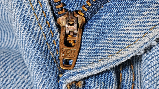 Jeans unzipping